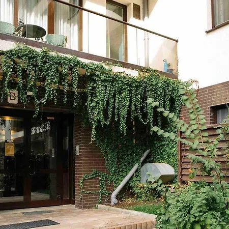 Vivando - Beautiful B + Parking Apartment